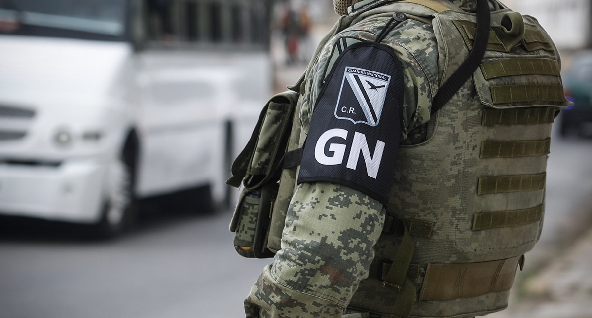 Aunque los implicados aseguraron que tenían bajo custodia la unidad de transporte, la inspección en el lugar confirmó que se trataba de un acto de robo de combustible, conocido como “huachicol”.