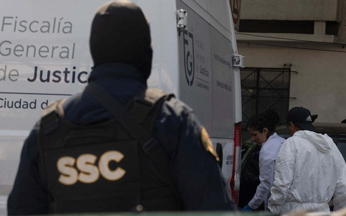 La SSC negó que los agentes hayan sido detenidos, como circuló en algunos medios, y aseguró que todos los indicios recabados en la escena fueron entregados a la Fiscalía General de Justicia capitalina. Además, se anunció un ajuste en el cuadro de mandos como parte de la estrategia de seguridad implementada por el nuevo gobierno local.