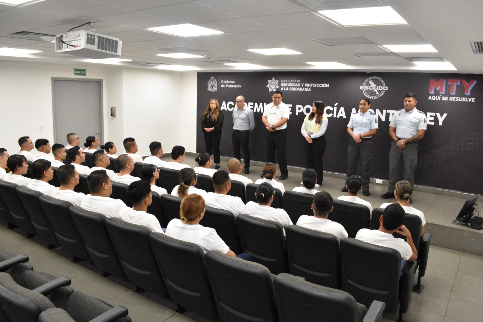 Un grupo de 34 cadetes, 20 hombres y 14 mujeres, ingresaron este viernes a la Academia de Policía de Monterrey.
