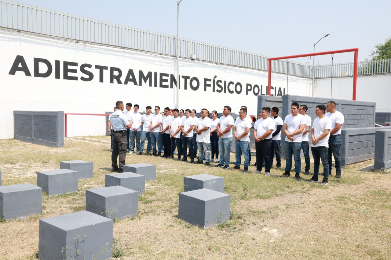 El Director de la Academia, Brisilot Alejandro Sandoval Sánchez, se encargó de recibir a los cadetes que ingresaron tras la intensificación de la campaña de reclutamiento.