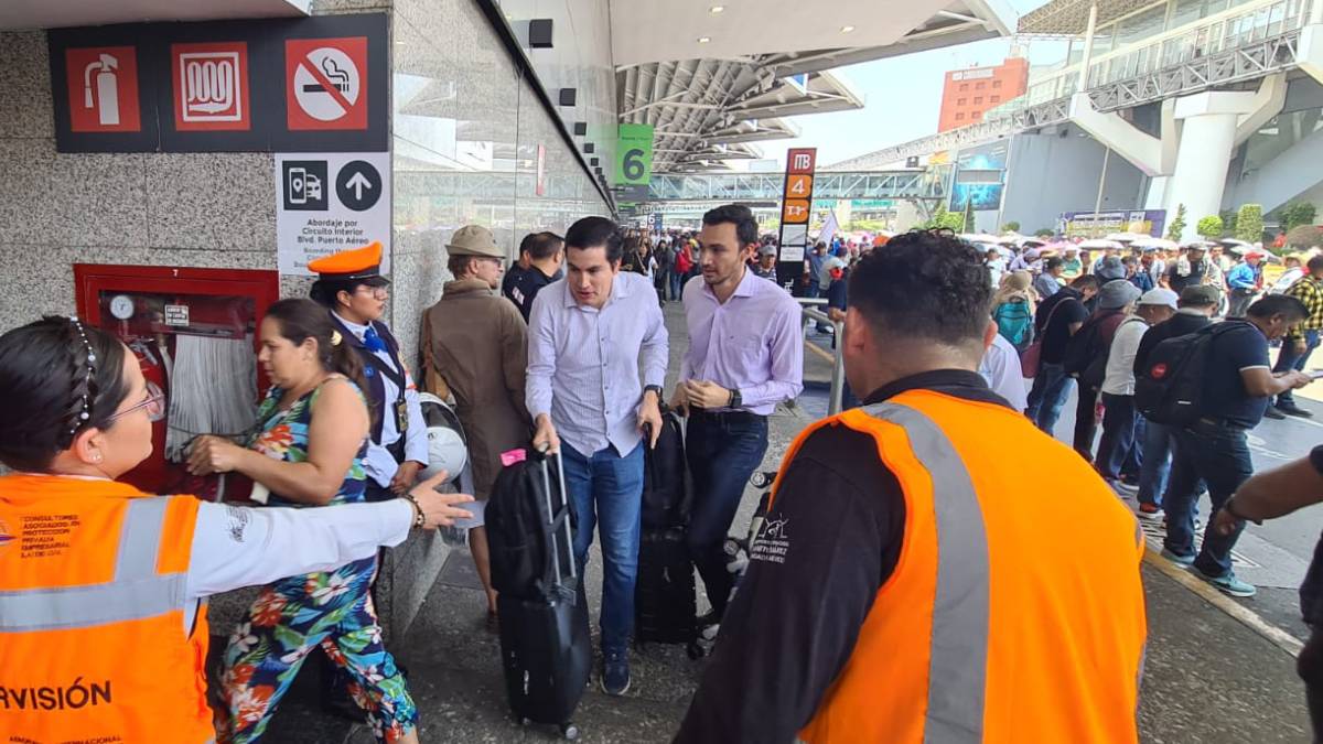 La Secretaría de Seguridad Ciudadana de la CDMX implementó un fuerte operativo de seguridad, con elementos resguardando los accesos al aeropuerto, especialmente en la Terminal 1.