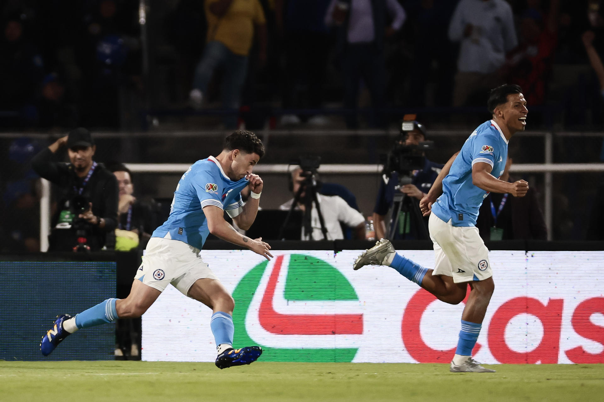A pesar de la expulsión del propio Rivero poco después del tanto, las Águilas no lograron capitalizar su ventaja numérica y acumularon su cuarto partido consecutivo sin anotarle a los celestes en este año.