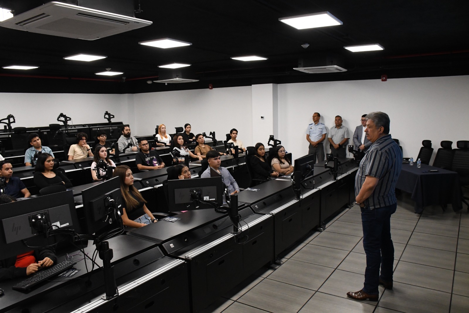 El Comisario General de la Secretaría, Eduardo Sánchez Quiroz, exhortó a los jóvenes a integrarse a la corporación.