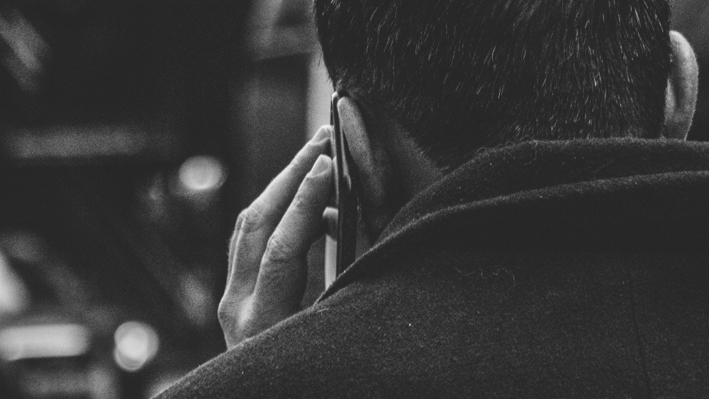 Las autoridades capitalinas recomiendan que, en caso de recibir una llamada o mensaje con amenazas, la persona afectada mantenga la calma, evite contestar números desconocidos y termine de inmediato cualquier comunicación sospechosa.