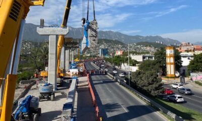 Villarreal explicó que, aunque el cauce del Río Santa Catarina puede desbordarse durante tormentas fuertes, esto no representa una amenaza para la integridad del sistema ferroviario elevado que se construye paralelo a la avenida Constitución