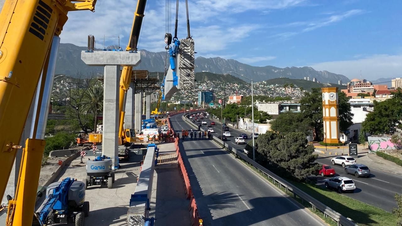 Villarreal explicó que, aunque el cauce del Río Santa Catarina puede desbordarse durante tormentas fuertes, esto no representa una amenaza para la integridad del sistema ferroviario elevado que se construye paralelo a la avenida Constitución