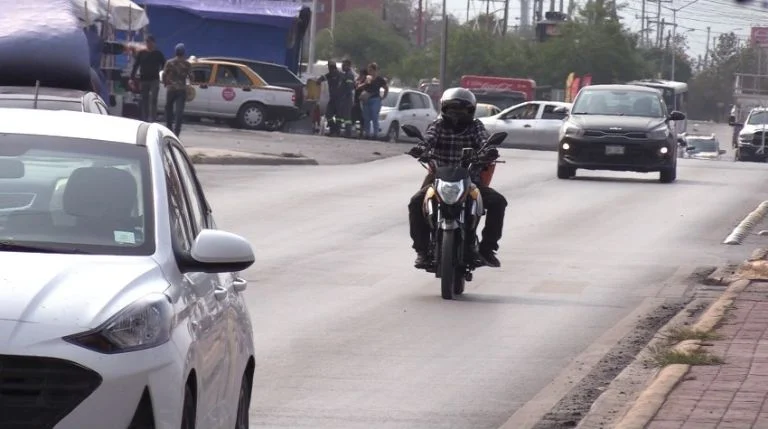 En caso de incumplimiento, la motocicleta será retirada de circulación y el conductor deberá acudir al Centro de Justicia Cívica, donde un juez determinará la sanción correspondiente.