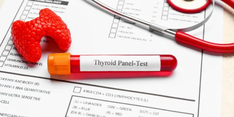 El tratamiento varía según el diagnóstico y puede incluir medicamentos, terapia con yodo radiactivo, cirugía o sustitución hormonal
