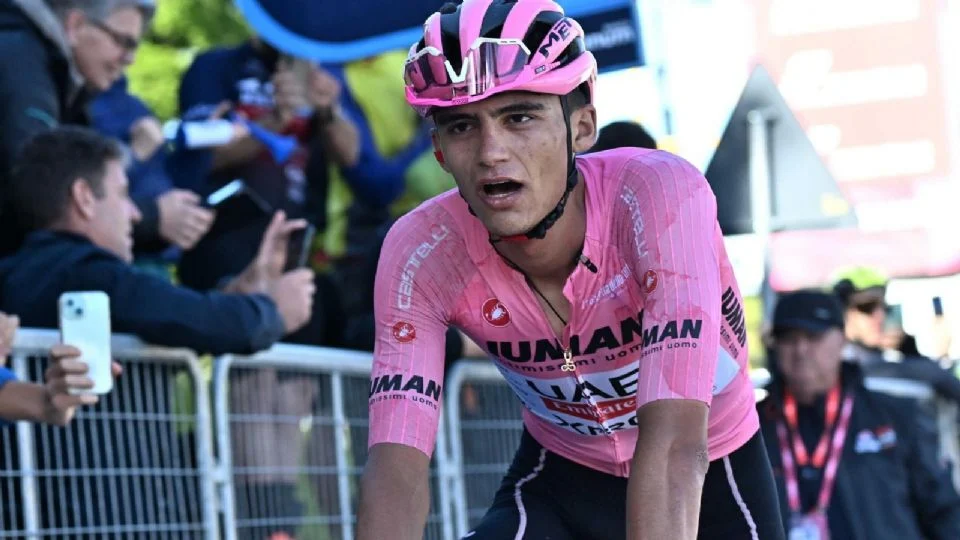 Carapaz dio un golpe en la clasificación general al sacarle 1.36 a Del Toro, y 42 segundos a Simon Yates, quien ahora es segundo en la general, a 36 segundos del líder.