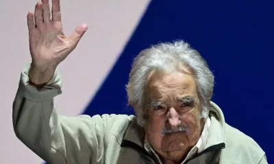 Considerado “el presidente más pobre del mundo” por su vida austera, Mujica dejó huella por su estilo directo, sus discursos contra el consumismo y sus políticas progresistas como la legalización de la marihuana y el asilo a presos de Guantánamo.