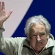 Considerado “el presidente más pobre del mundo” por su vida austera, Mujica dejó huella por su estilo directo, sus discursos contra el consumismo y sus políticas progresistas como la legalización de la marihuana y el asilo a presos de Guantánamo.