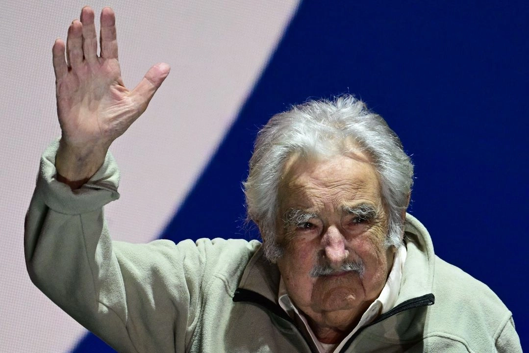 Considerado “el presidente más pobre del mundo” por su vida austera, Mujica dejó huella por su estilo directo, sus discursos contra el consumismo y sus políticas progresistas como la legalización de la marihuana y el asilo a presos de Guantánamo.
