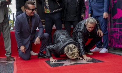 Ryan Reynolds, amigo reciente de la banda, pronunció un discurso donde elogió la capacidad de Green Day para conectar emocionalmente con generaciones enteras.
