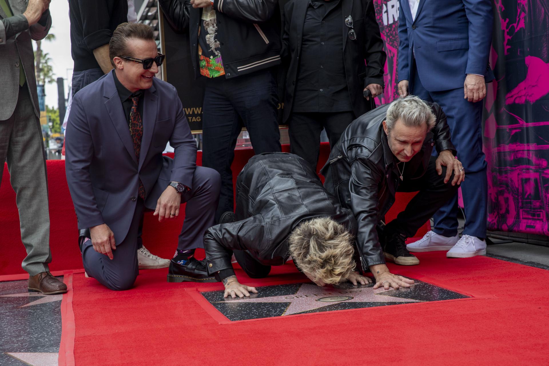 Ryan Reynolds, amigo reciente de la banda, pronunció un discurso donde elogió la capacidad de Green Day para conectar emocionalmente con generaciones enteras.