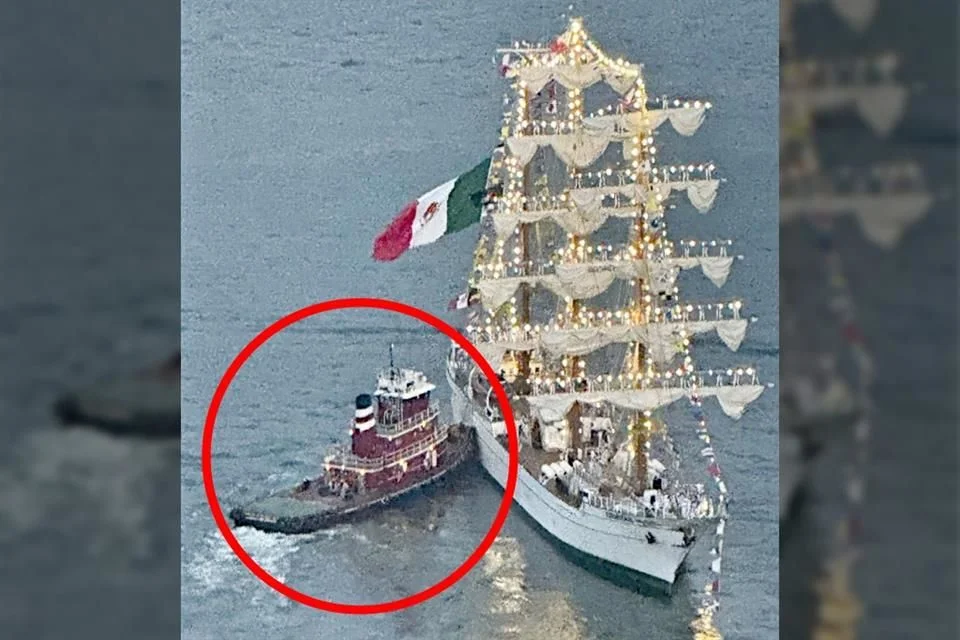 El impacto contra el puente se produjo a las 20:26 horas, dejando un saldo fatal: dos jóvenes marinos fallecidos, América Yamilet Sánchez, originaria de Veracruz, y Adal Jair Marcos, de Oaxaca, además de una veintena de heridos.