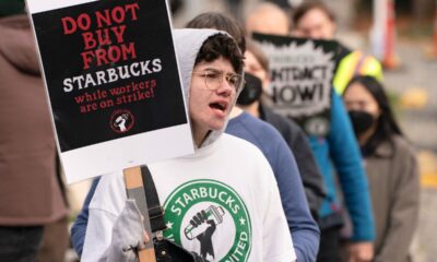 El sindicato presentó una queja por “práctica laboral injusta” al considerar que Starbucks no negoció la nueva política con las tiendas sindicalizadas, lo que afecta a más de 580 sucursales.