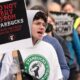 El sindicato presentó una queja por “práctica laboral injusta” al considerar que Starbucks no negoció la nueva política con las tiendas sindicalizadas, lo que afecta a más de 580 sucursales.