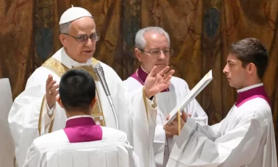 El nuevo pontífice subrayó que vivimos en una época en la que la fe cristiana es muchas veces ridiculizada o tolerada con condescendencia, mientras se exalta el poder, el placer, la tecnología o el dinero como los nuevos valores dominantes.