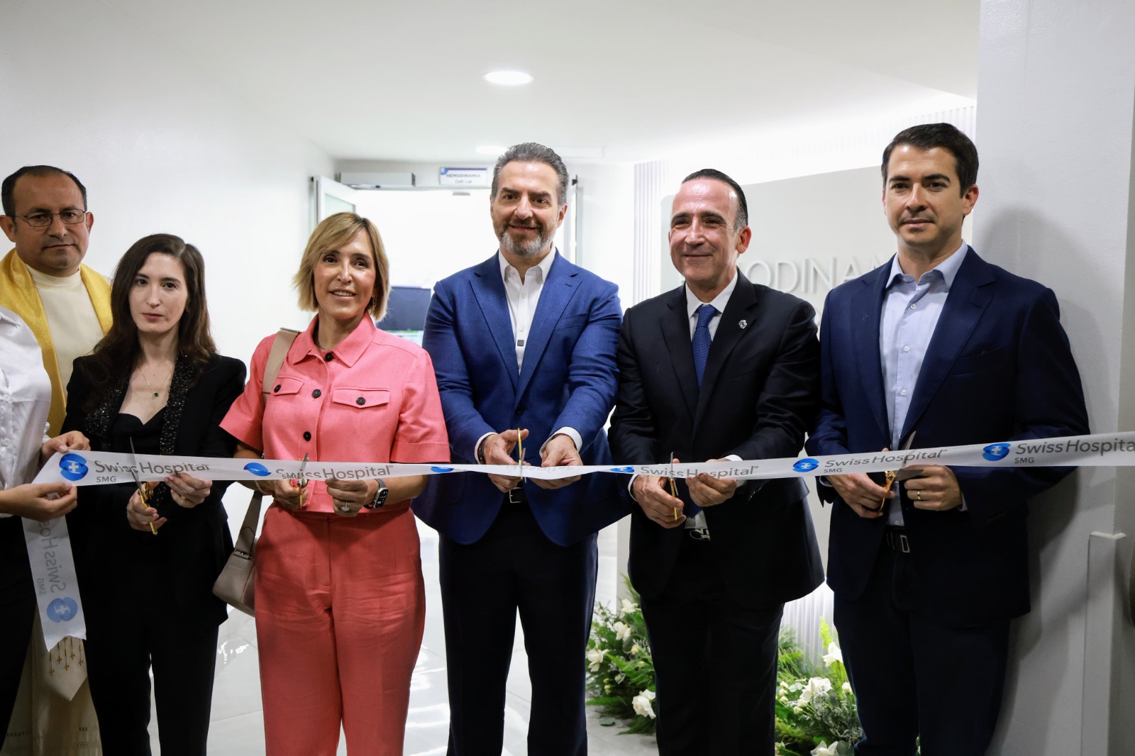 El alcalde acudió a la inauguración de Unidad de Hemodinamia en Swiss Hospital.
