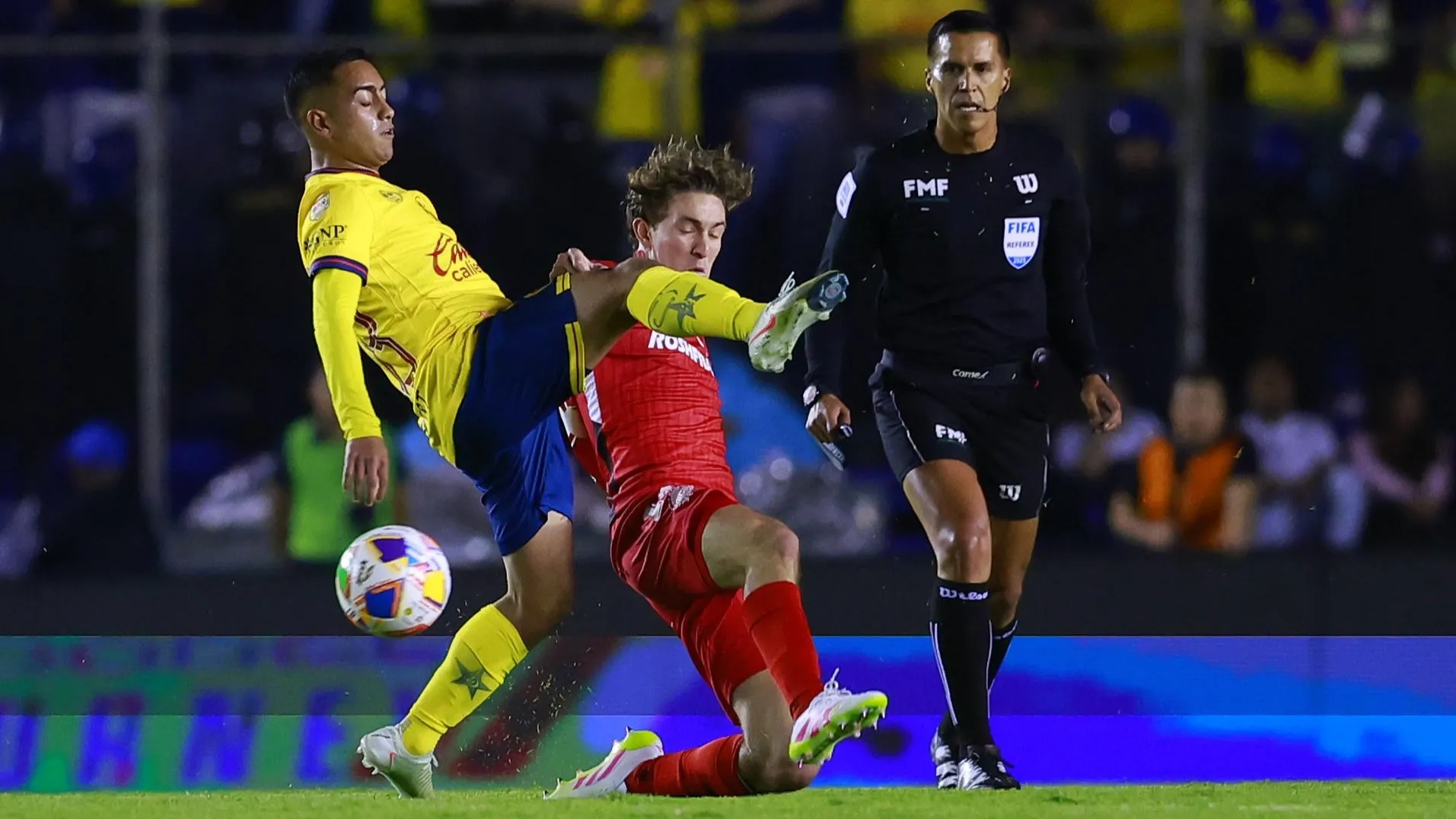 . Rodrigo Aguirre desperdició la más clara para las Águilas en los minutos finales, mientras que Alexis Vega se salvó de la roja tras una dura entrada sobre Kevin Álvarez que el VAR no revisó.