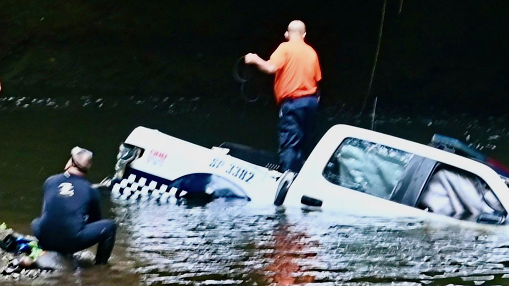En la patrulla viajaban seis elementos, y tras el percance se desplegó un operativo de rescate en el que participaron cuerpos de Protección Civil de Teocelo y Xico, así como el Escuadrón Nacional de Rescate.
