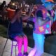 En las imágenes viralizadas en plataformas como TikTok y X, se observa al payaso interactuar con una de las invitadas sobre el escenario en una rutina de tono cómico y sensual.