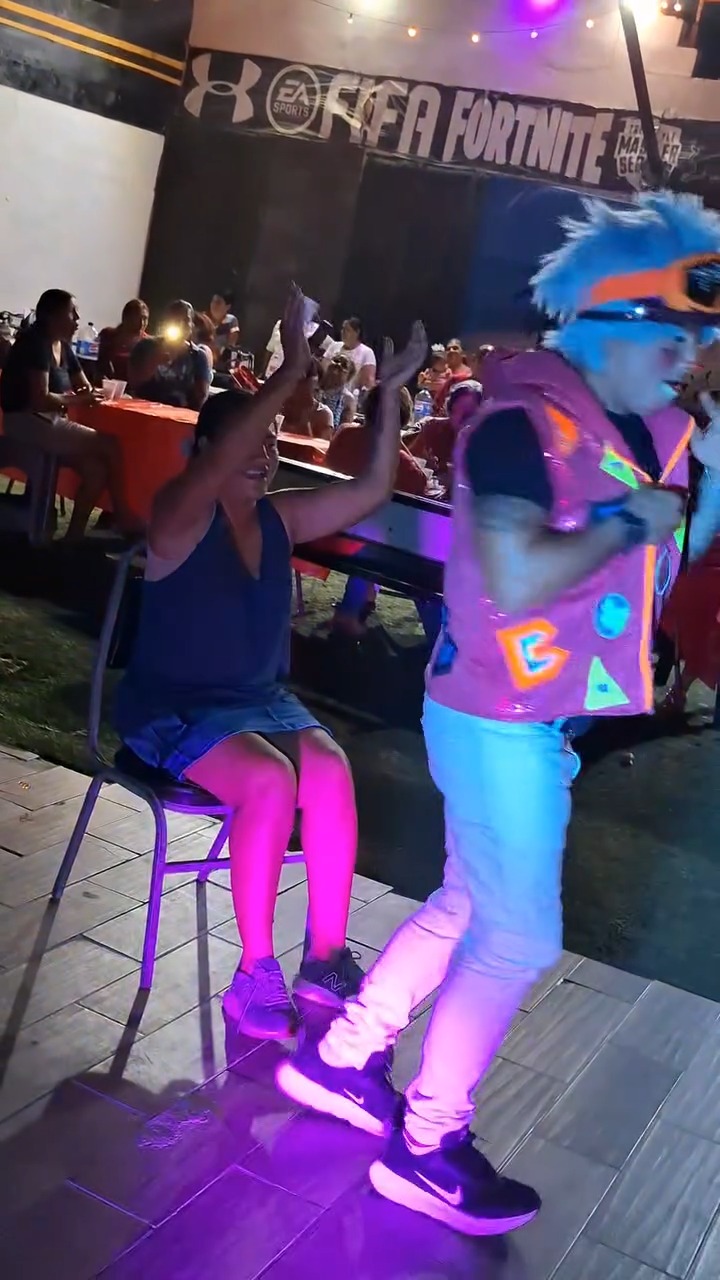 En las imágenes viralizadas en plataformas como TikTok y X, se observa al payaso interactuar con una de las invitadas sobre el escenario en una rutina de tono cómico y sensual.