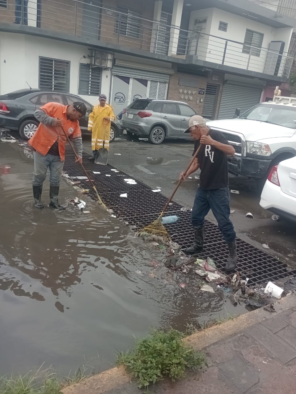 Las cinco zonas operativas de la Secretaría llevaron estas acciones en cada área, por mencionar alguna, en la zona centro se limpiaron 634 rejillas retirando 2.3 toneladas de basura