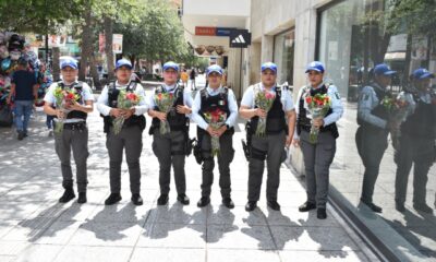 Como un reconocimiento a la labor que realizan en el hogar y en el servicio a la comunidad, oficiales de Policía y Tránsito que son madres de familia, recibieron un obsequio de parte de las autoridades, que incluyó un mensaje del alcalde Adrián de la Garza.