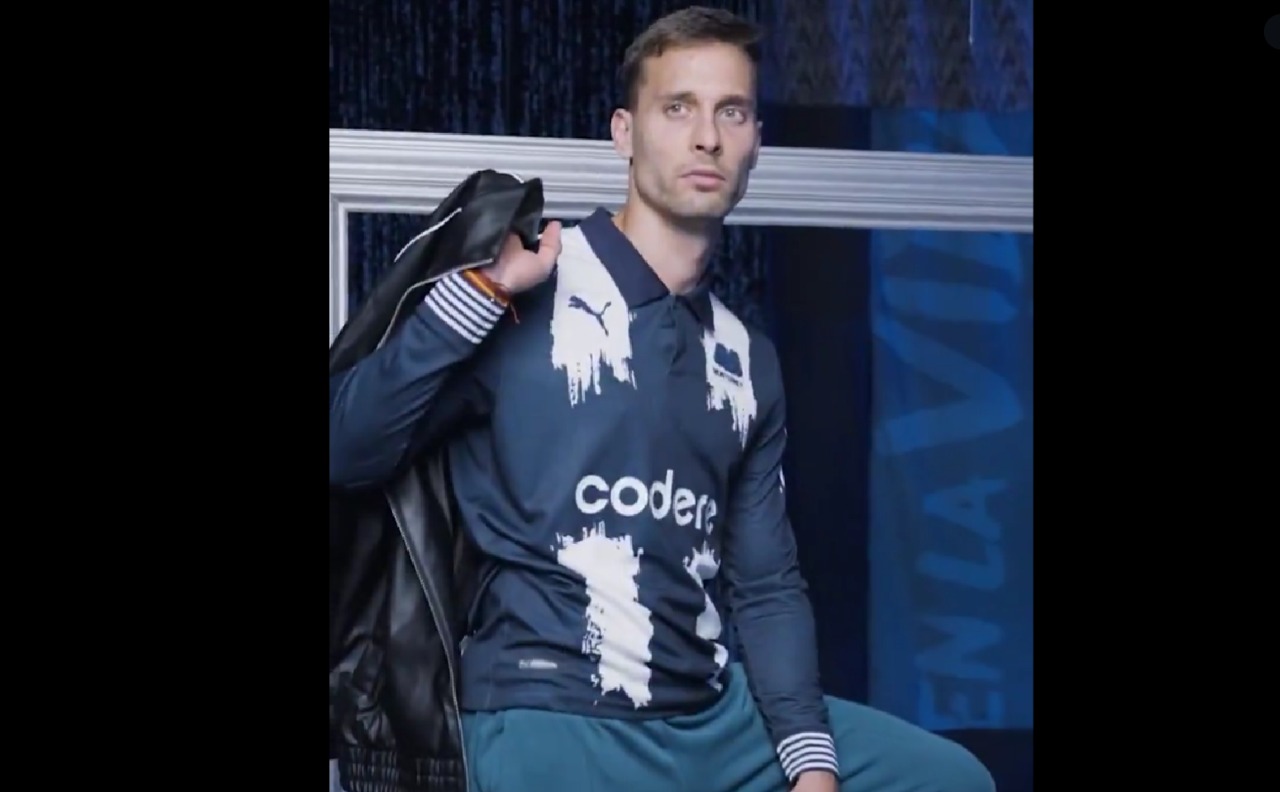 El jersey de local retoma elementos clásicos de los años noventa, con rayas tipo brochazo sobre fondo blanco, un cuello estilo polo y detalles horizontales en las mangas, brindando un aire nostálgico y moderno a la vez.