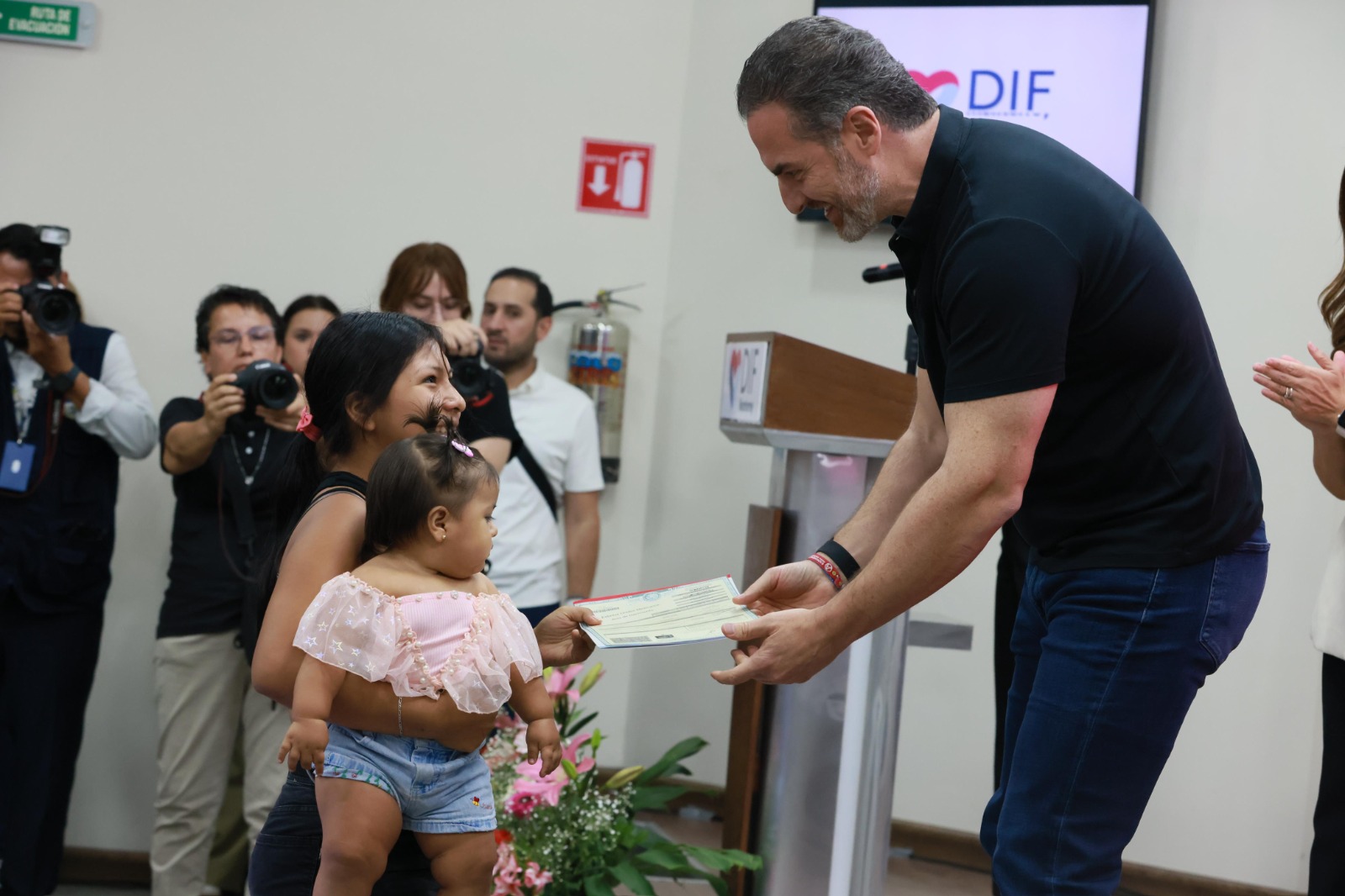La entrega de estos documentos representa una acción clave dentro del programa Oficialmente Regios, que reafirma el compromiso de Monterrey para brindar a la niñez regiomontana un acceso pleno a su derecho a la identidad.