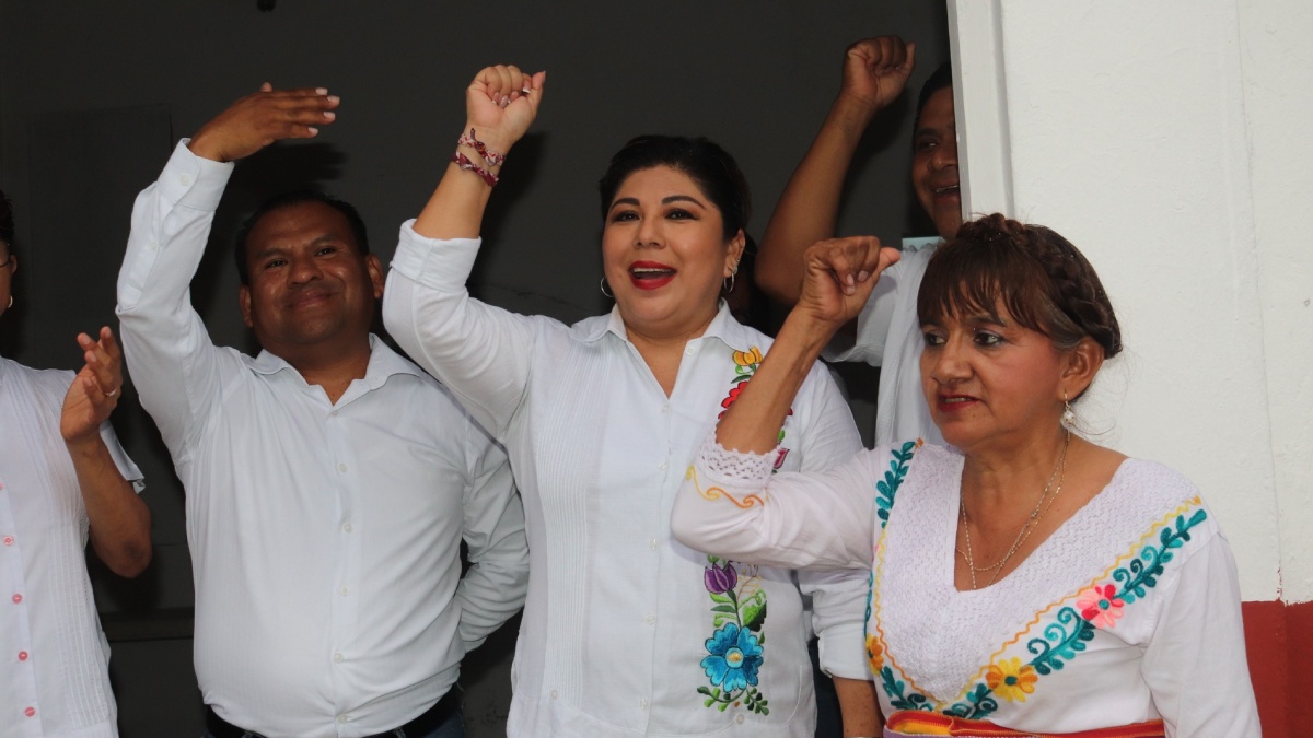 La gobernadora de Veracruz, Rocío Nahle, confirmó el crimen a través de redes sociales, condenando el acto y asegurando que ya se giraron instrucciones a la Fiscalía General del Estado (FGE) y a la Secretaría de Seguridad Pública para investigar los hechos y localizar a los responsables.