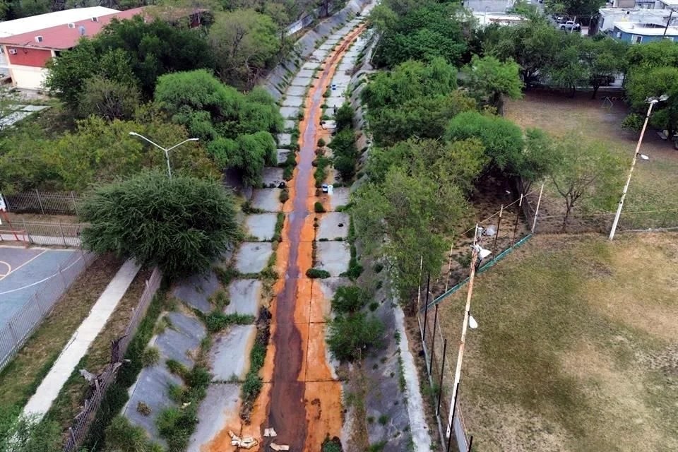El derrame, que recorrió 12 kilómetros del arroyo y tiñó de rojo su cauce no canalizado, fue detectado a mediados de abril.