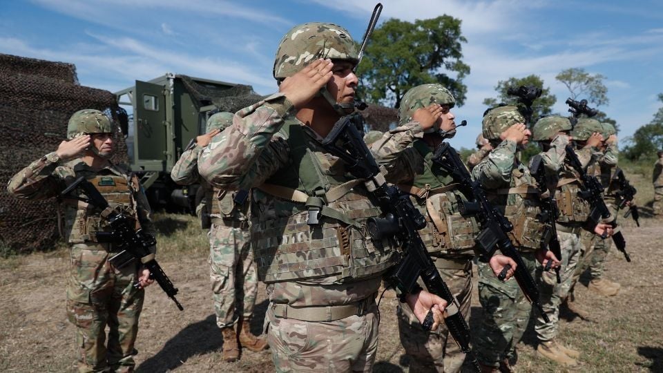 El secretario de Defensa, Pete Hegseth, respaldó públicamente la decisión y celebró el fallo del Supremo como una “victoria” para la seguridad nacional.