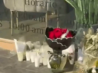 El macabro gesto se dio justo cuando reporteros y curiosos llegaban al local en busca de respuestas, a casi una semana del homicidio y sin un solo detenido.