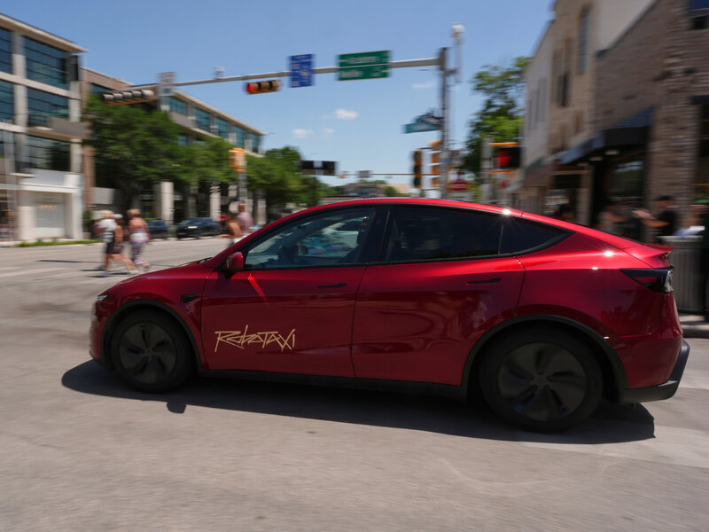 Elon Musk, CEO de Tesla, ha afirmado que los robotaxis serán una fuente de ingresos clave para la compañía, aunque sus promesas sobre conducción autónoma han sido repetidamente incumplidas.