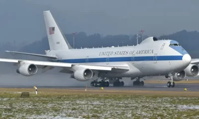 El E-4, una versión modificada del Boeing 747, está diseñado para resistir explosiones nucleares, ciberataques y pulsos electromagnéticos, y puede mantenerse en el aire hasta tres días con reabastecimiento en vuelo.