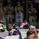 Las tensiones en la ciudad se han intensificado desde el viernes, tras una serie de redadas antiinmigrantes ordenadas por el gobierno federal, que generaron protestas ciudadanas