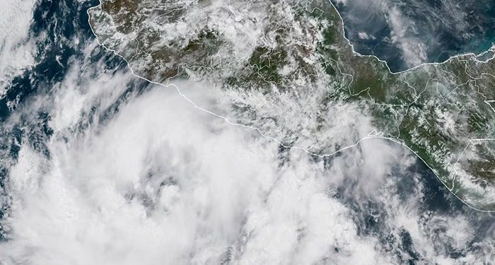 El fenómeno se desplaza frente a las costas de Guerrero y se prevé que siga una trayectoria paralela a la costa suroeste de México, sin tocar tierra en el corto plazo.