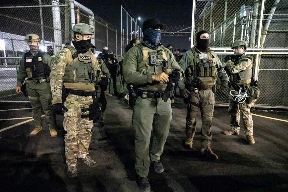 Según el abogado Mustafa Cetin, alrededor de 50 detenidos derribaron una pared del dormitorio tras alterarse por la demora en la comida.