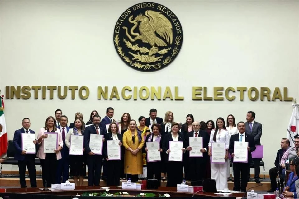 La consejera presidenta Guadalupe Taddei entregó las constancias de mayoría, asegurando que el proceso se llevó a cabo con equidad, eficiencia y transparencia.