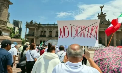 Los manifestantes expresaron su descontento con el proceso electoral, al que calificaron como una “farsa” y un “retroceso para la democracia”.