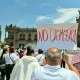 Los manifestantes expresaron su descontento con el proceso electoral, al que calificaron como una “farsa” y un “retroceso para la democracia”.