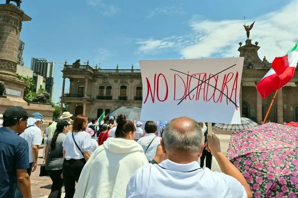 Los manifestantes expresaron su descontento con el proceso electoral, al que calificaron como una “farsa” y un “retroceso para la democracia”.