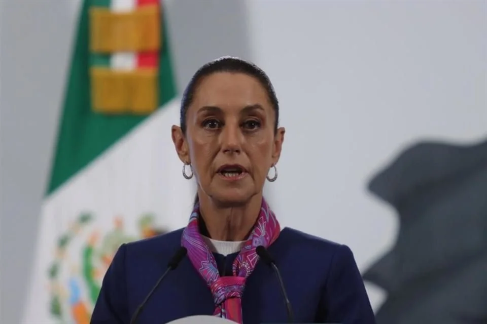 Sheinbaum reconoció que el proceso es “perfectible”, pero defendió el uso de apuntes o “acordeones” durante la jornada, señalando que fueron permitidos por el INE y el Tribunal Electoral para facilitar la votación ante la gran cantidad de boletas.