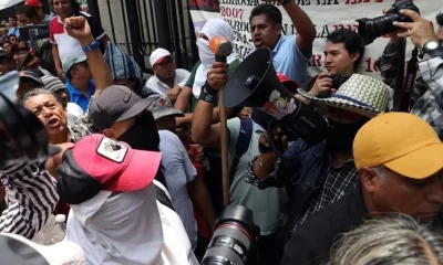 Mientras se desarrollaba el encuentro, decenas de maestros se manifestaron afuera del edificio de la Segob con consignas dirigidas incluso contra la presidenta Claudia Sheinbaum, acusándola de no cumplir con las promesas de cambio.