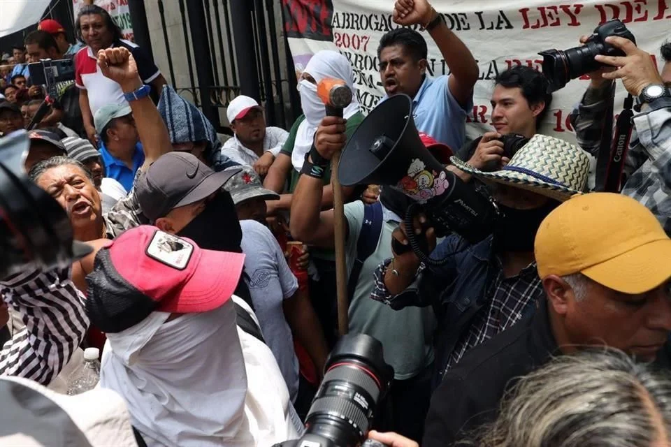 Mientras se desarrollaba el encuentro, decenas de maestros se manifestaron afuera del edificio de la Segob con consignas dirigidas incluso contra la presidenta Claudia Sheinbaum, acusándola de no cumplir con las promesas de cambio.