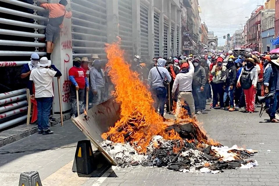 La Secretaría de Educación Pública (SEP) y la Secretaría de Gobernación condenaron los hechos, calificándolos como actos vandálicos y llamando al diálogo respetuoso.