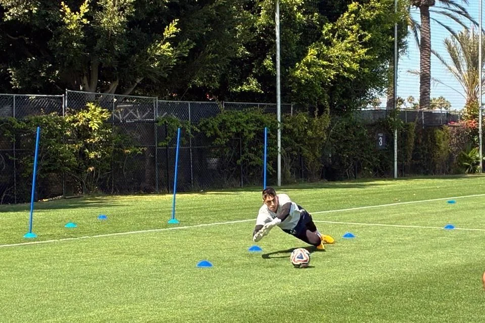 Mientras los titulares realizaron trabajo regenerativo tras el compromiso ante los italianos, el guardameta trabajó junto al grupo de suplentes en la Cancha 3 del Dignity Health Sports Park, instalaciones del LA Galaxy.