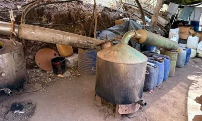 En el sitio se encontraron reactores químicos, centrifugadoras, tanques de gas, destiladores, ventiladores, tinas, costales con sustancias cristalinas y otros materiales utilizados para la producción de droga sintética.